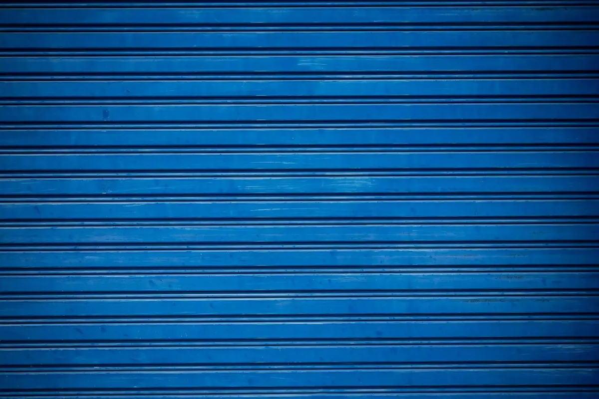 Porta de enrolar metálica azul