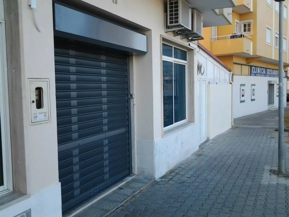 Porta de enrolar instalada numa garagem em Lisboa