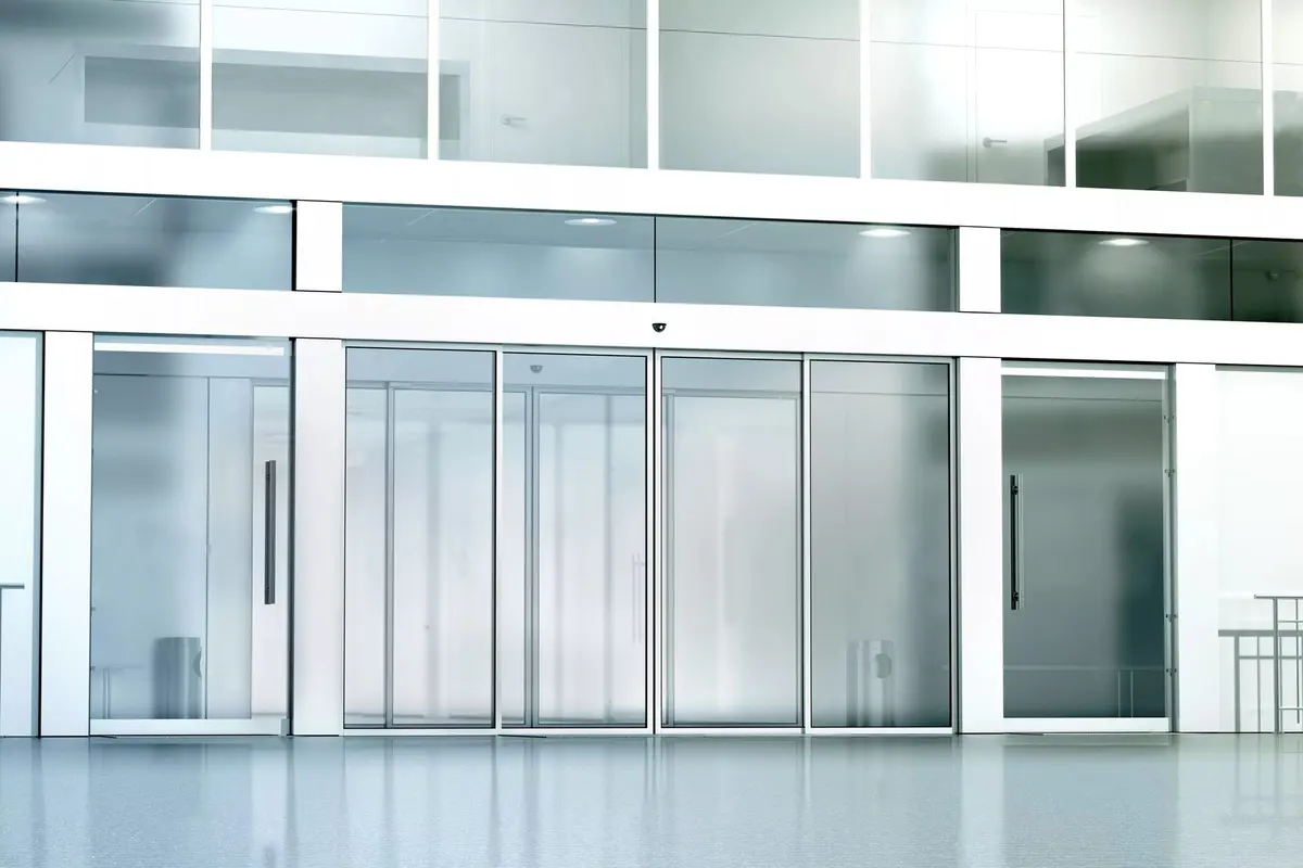 Entrada de edifício comercial com portas automáticas de vidro