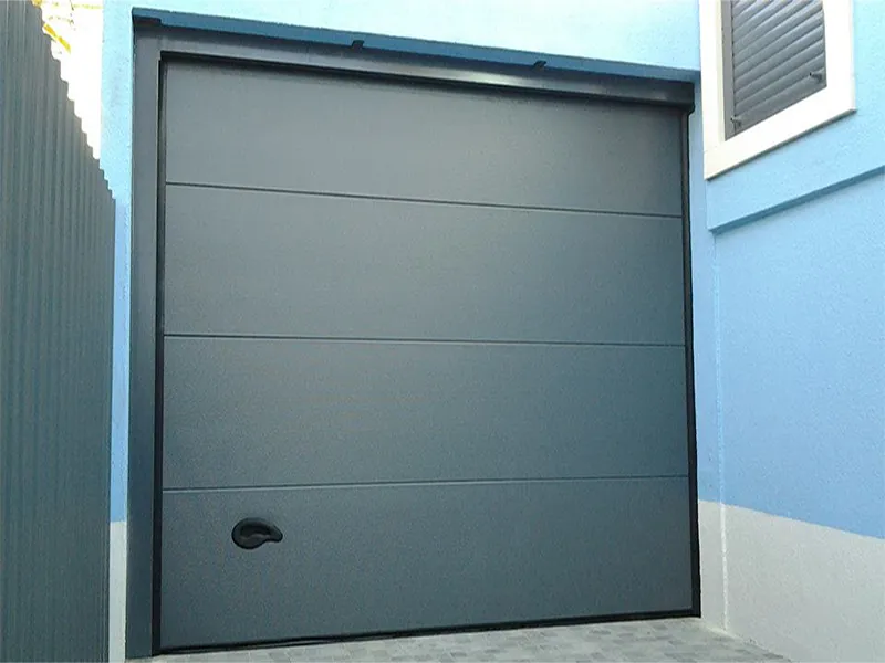 Portão seccionado cinzento instalado pela Rui Neves numa garagem