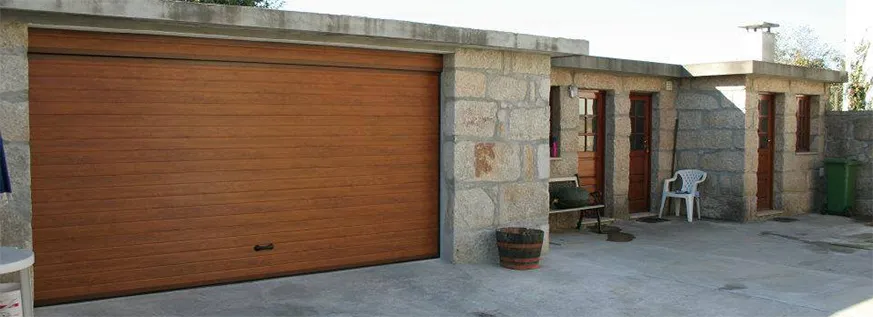 Portão seccionado com acabamento em madeira numa moradia